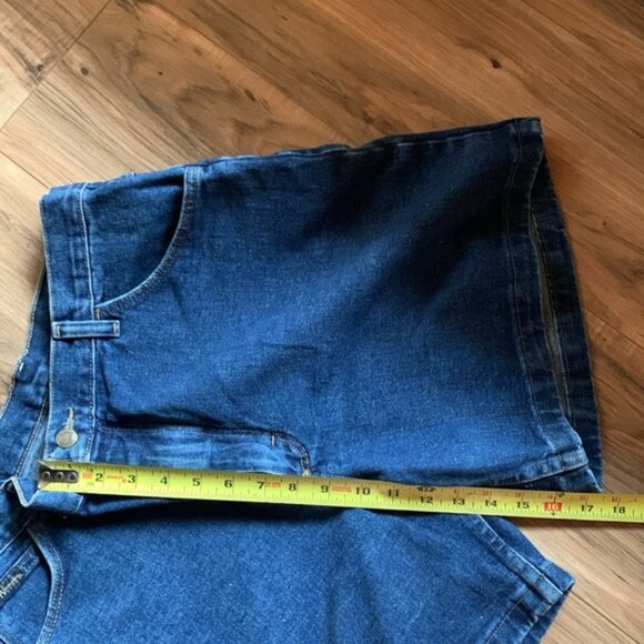 Women's Wrangler Vintage High Rise Medium Wash Classic Denim Blue Jean Shorts 32 - Picture 10 of 11